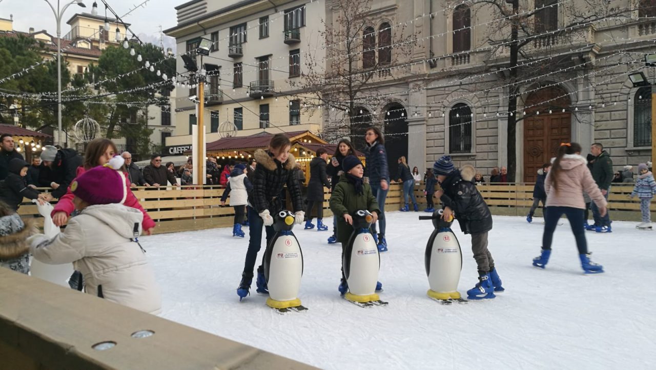 Lecco: Vigilia di Natale sul ghiaccio con i panettoncini in regalo