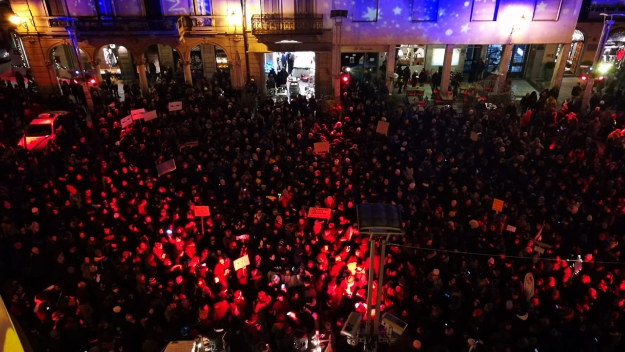 “Lecco non abbocca, Lecco non si Lega” 1500 sardine in piazza FOTO E VIDEO