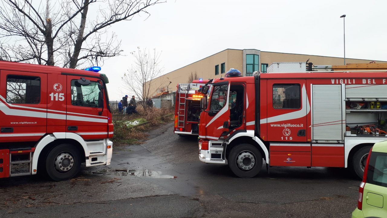Incendio in azienda, a fuoco un macchinario FOTO