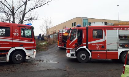 Incendio in azienda, a fuoco un macchinario FOTO