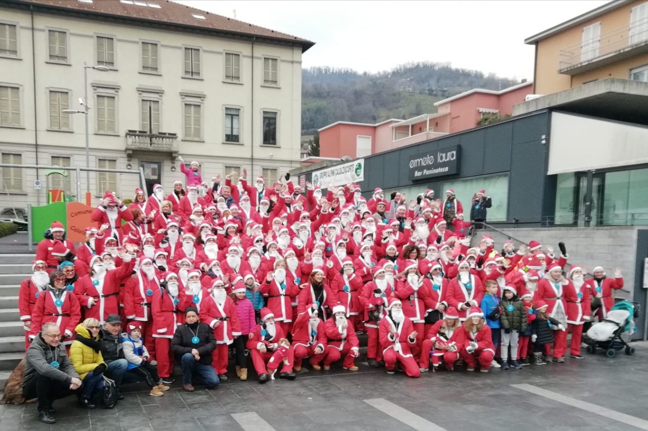 Oltre 200 “Babbi Natale” per le strade di Calolzio FOTO