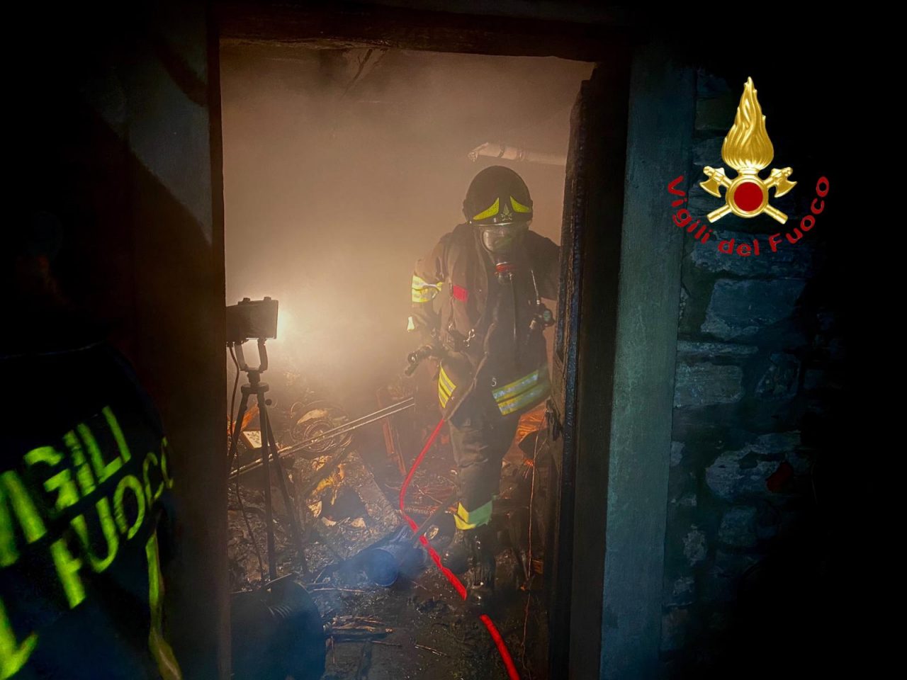 Incendio in una legnaia a Faggeto Lario FOTO