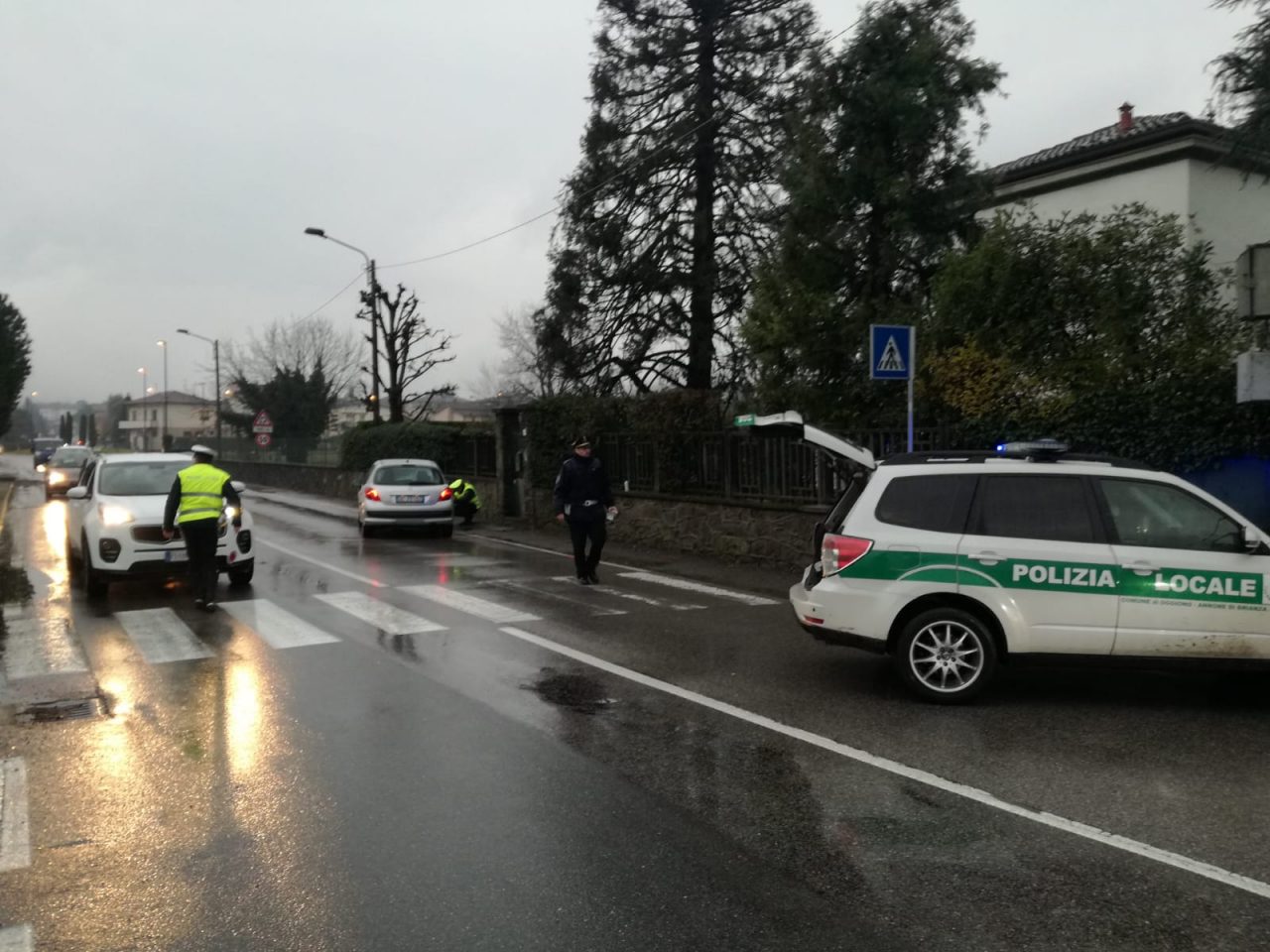 Pedone investito a Oggiono, lunghe code fino ad Annone