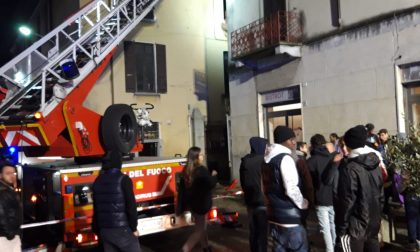 Incendio in centro paese, maxi spiegamento di mezzi FOTO