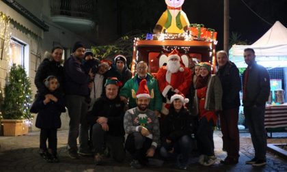 Babbo Pompiere ha donato i regali in piazza a Merate FOTO