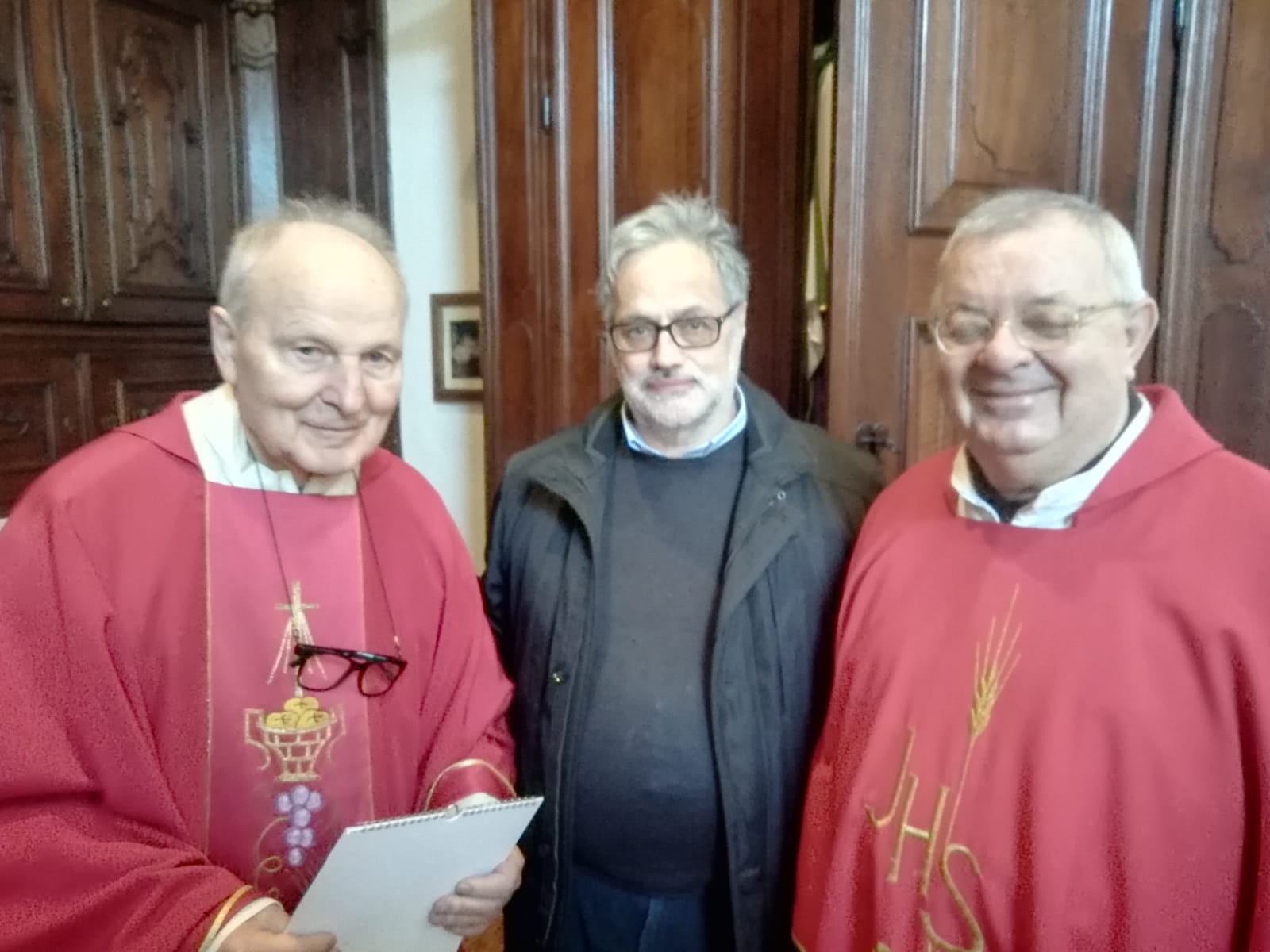 I due sacerdoti nativi di Garlate., a sinistra Mons, Giuseppe Longhi e Don Giuseppe Buzzi con il Sindaco.