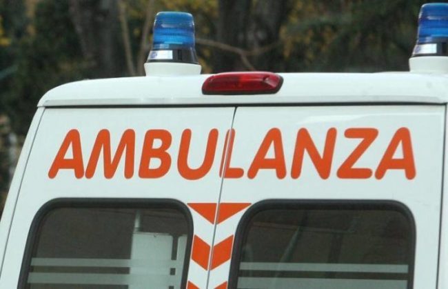 Malore per strada, soccorso un anziano