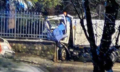Camion della nettezza urbana si schianta contro un muro: 39enne in  condizioni serie