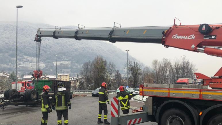 Camion ribaltato, code lungo la Provinciale FOTO e VIDEO