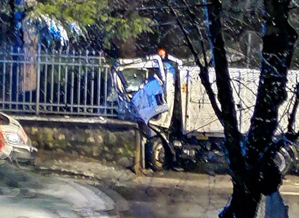 Camion della nettezza urbana si schianta contro un muro: 39enne in  condizioni serie