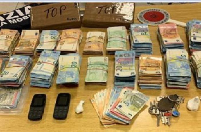 Arsenale dello spaccio, beccato con  2 chili di cocaina e 100mila euro in contanti: in manette