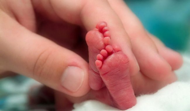 Nata prematura in casa: Sharon lotta per la vita
