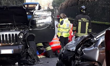 Schianto frontale davanti a Villa Moratti: tre feriti, strada chiusa FOTO