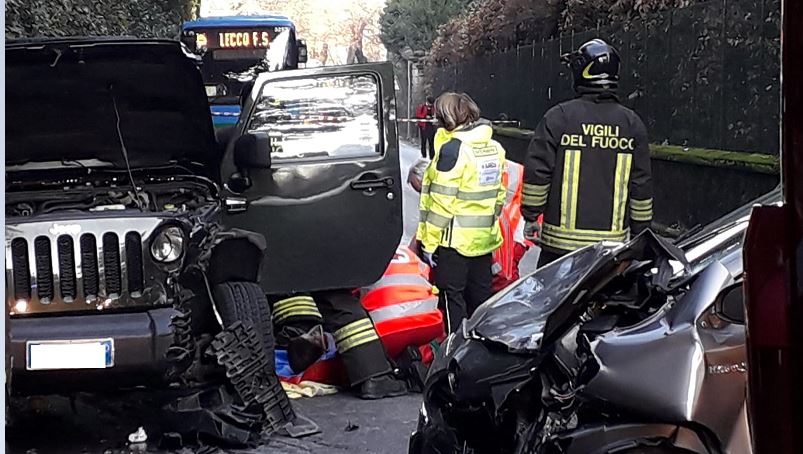 Schianto frontale davanti a Villa Moratti: tre feriti, strada chiusa FOTO