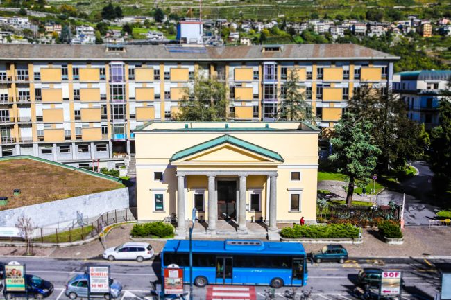 Bimba morta a Sondrio, mamma insultata