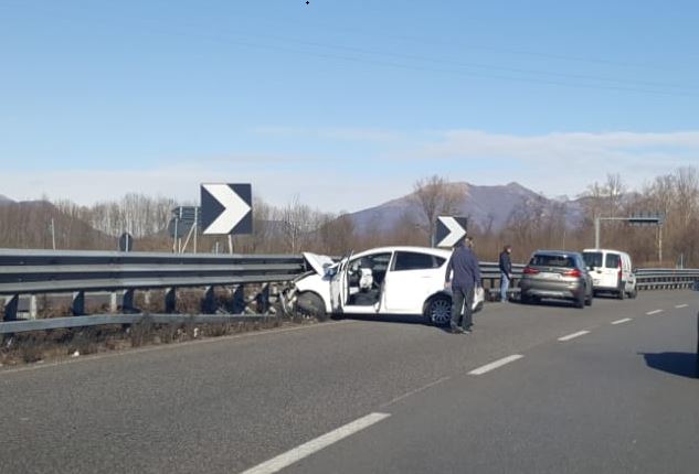 Incidente in Statale 36: auto si schianta contro il guardrail FOTO