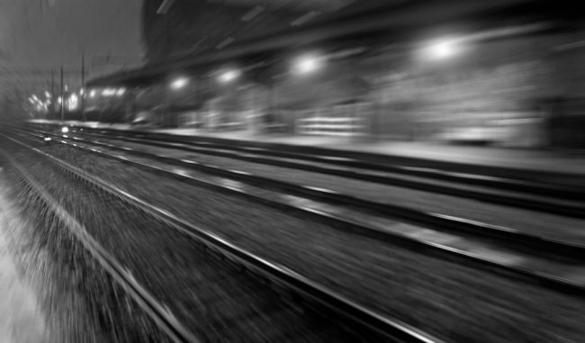 Sbaglia tratta, attraversa i binari: 26enne ucciso dal treno