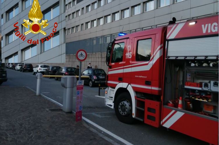 Bimbo di due giorni intrappolato in auto: salvato dai Vigili del Fuoco