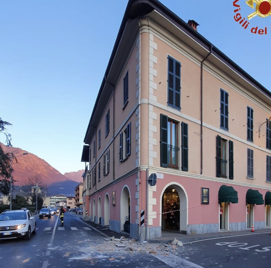 Cade un cornicione da un palazzo a Porlezza, grave una 17enne