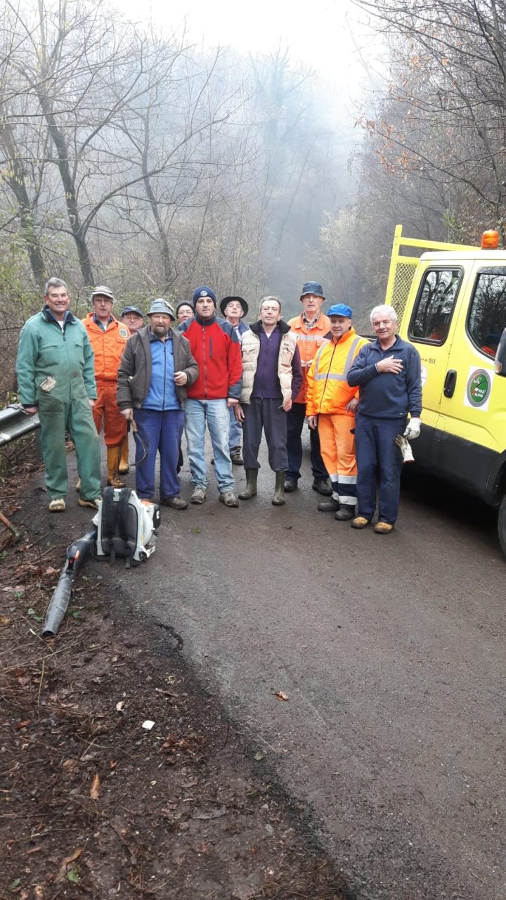 Gli Alpini ripuliscono via Drizzago FOTO