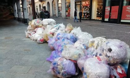 Il 2020 inizia tra i rifiuti per il "salotto buono" di Lecco FOTO e VIDEO