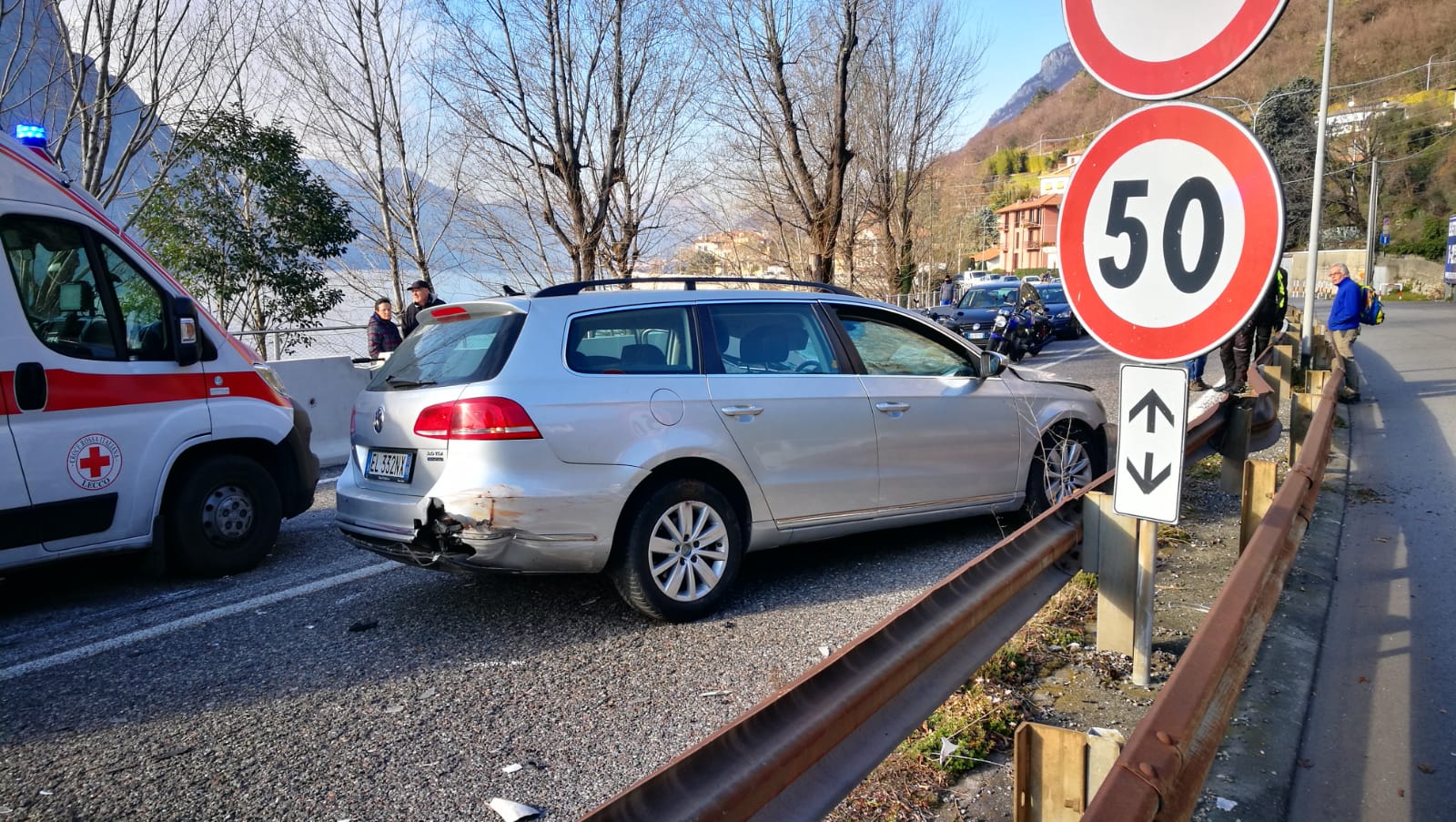 Lecco Schianto auto-camion lungolago