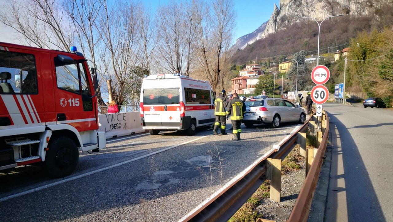 Lecco Schianto auto-camion lungolago