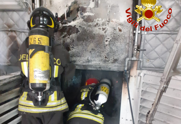 In fiamme un macchinario: pompieri in azione a Calolzio FOTO