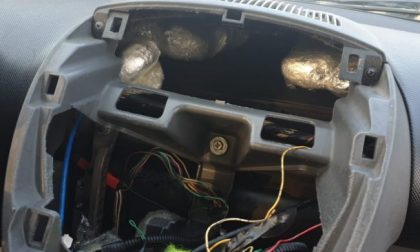 Nascondevano un chilo di cocaina nel cruscotto dell’auto, arrestati