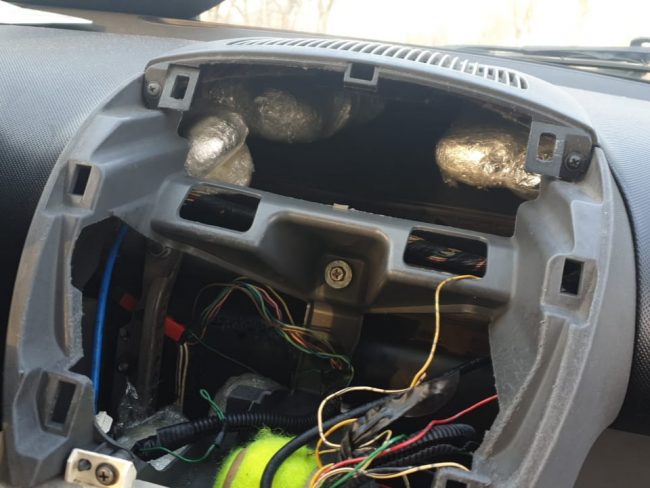 Nascondevano un chilo di cocaina nel cruscotto dell’auto, arrestati