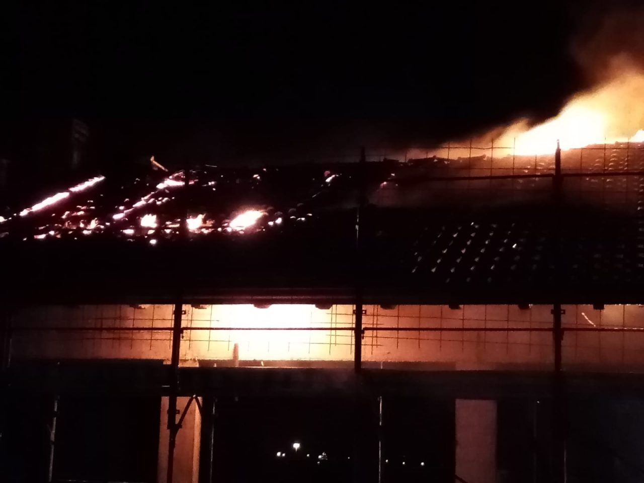 Edificio in costruzione in fiamme a Casatenovo FOTO