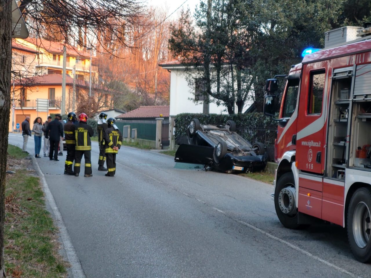 Auto ribaltata sulla Provinciale: 27enne in condizioni serie FOTO