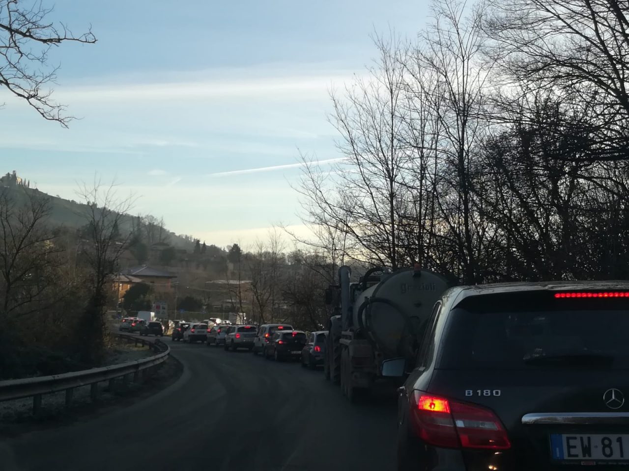 Lavori sulla Provinciale: odissea per gli automobilisti, code e traffico in tilt FOTO