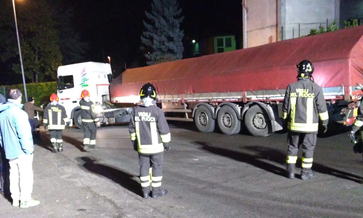 Manovra maldestra, via Bergamo a Galbiate bloccata da un tir FOTO e VIDEO