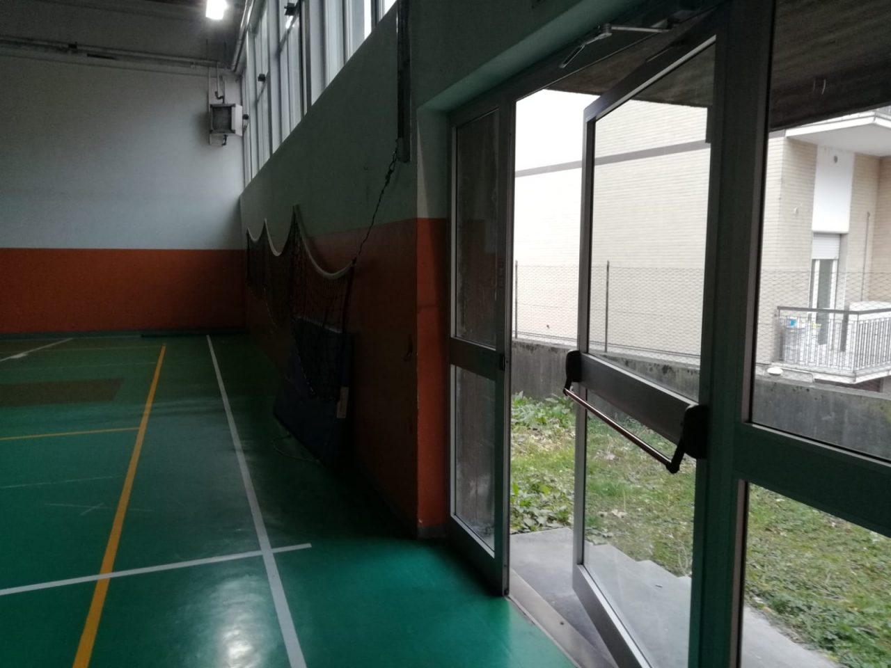 Senzatetto forza la porta della scuola: trovato mentre dorme in palestra