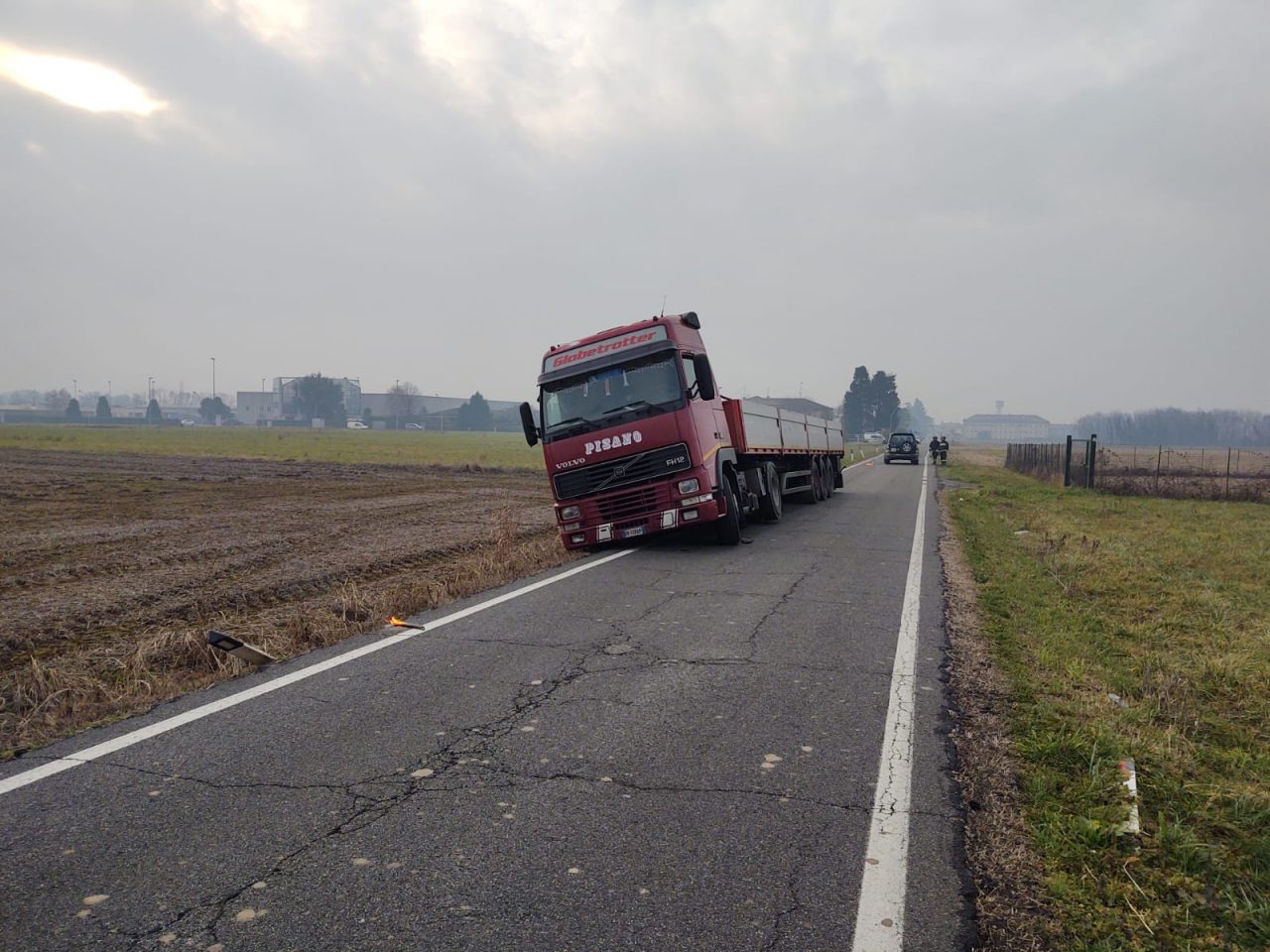 L’autista perde il controllo, tir fuori strada FOTO