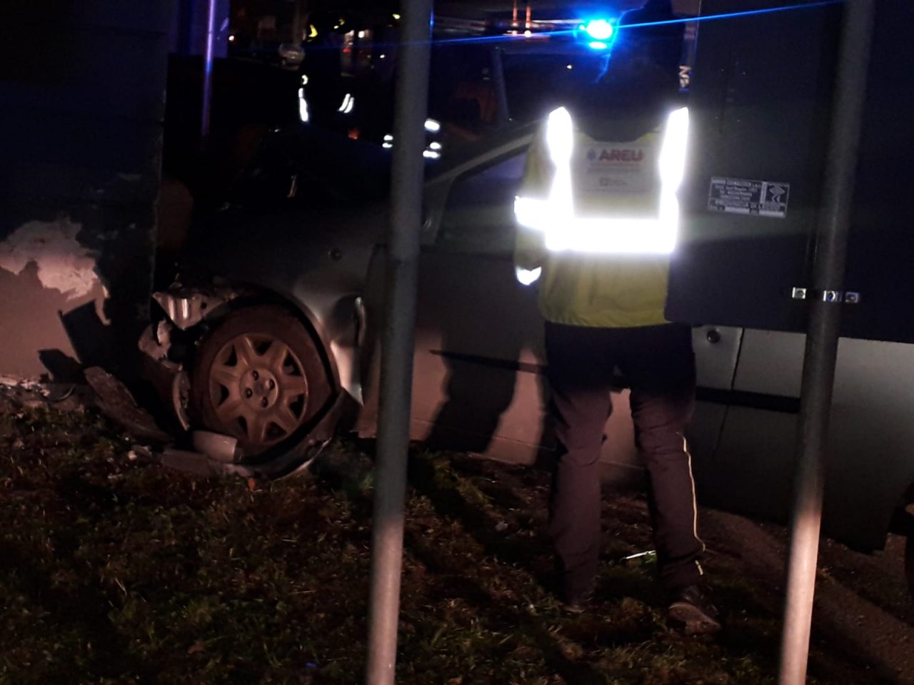 Si schianta contro il muro, tanta paura per un 47enne