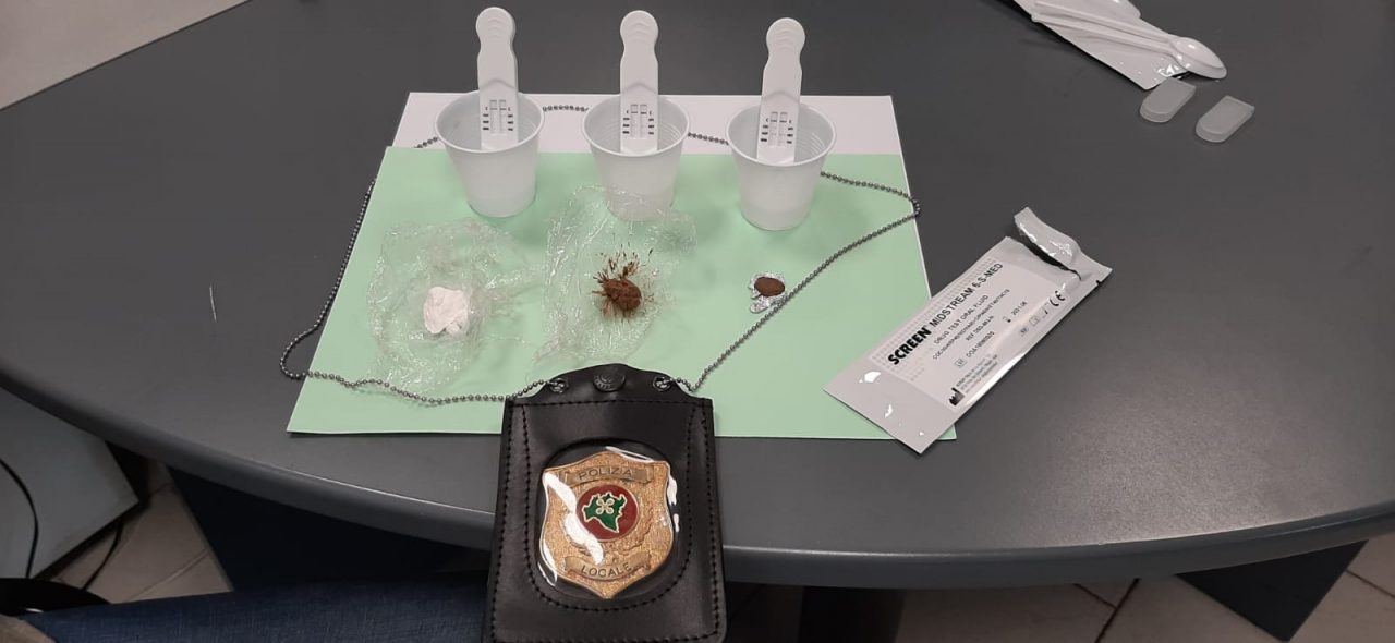 Mamma porta il figlio a comprare droga