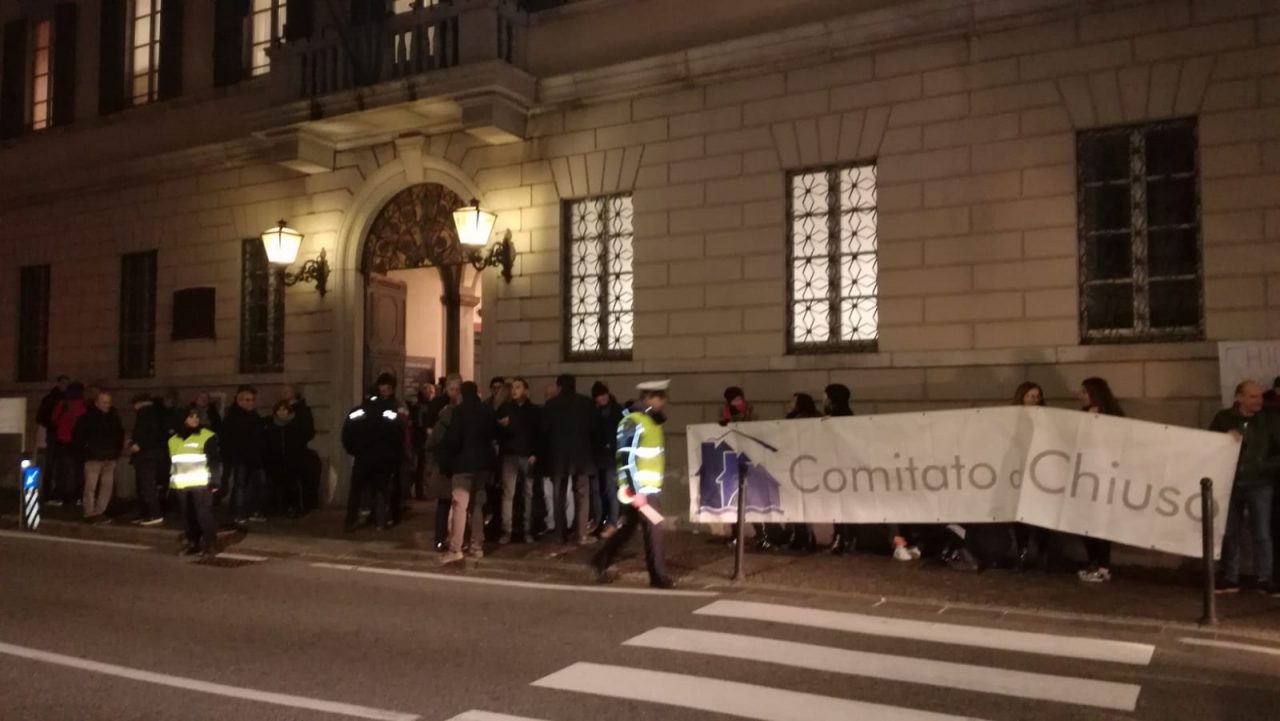 Deposito di inerti nella cava di Chiuso: il Comitato manifesta in Consiglio a Lecco FOTO E VIDEO
