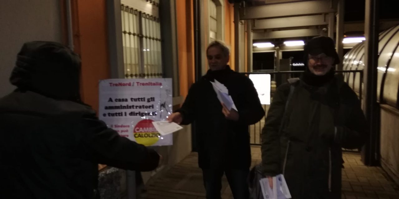 Ieri i lavori, oggi un guasto: treni ancora in ritardo. Manifestazione di protesta in stazione