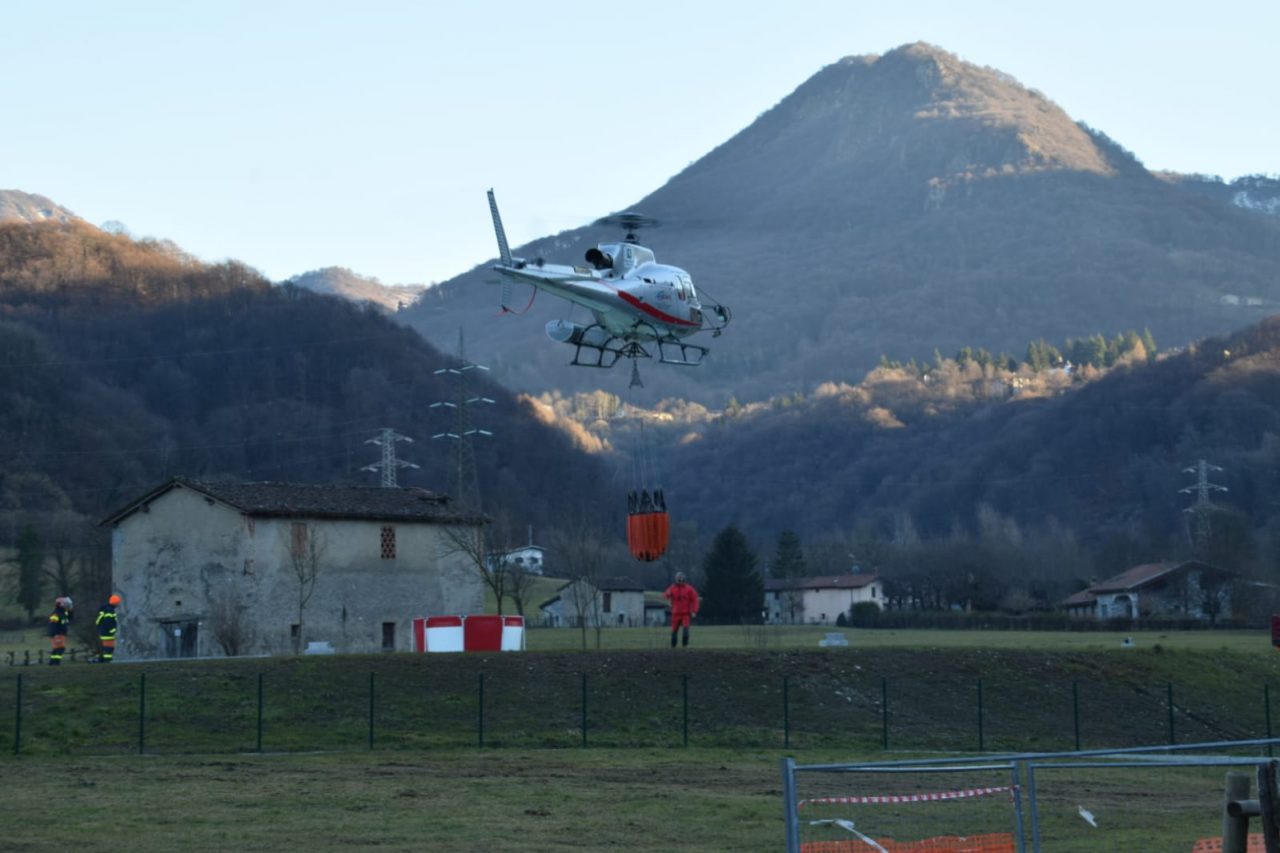 Domato l’incendio sotto i piloni della funivia di Bobbio RIAPERTO L’IMPIANTO – FOTO E VIDEO