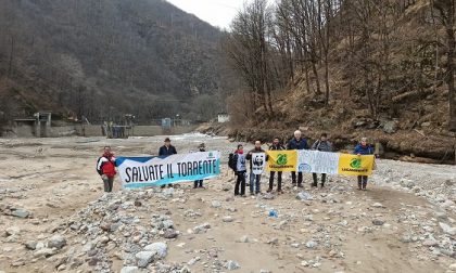A Premana sit-in "La protesta dei pesci fiume" a difesa del torrente Varrone