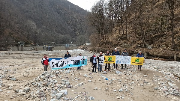 A Premana sit-in “La protesta dei pesci fiume” a difesa del torrente Varrone
