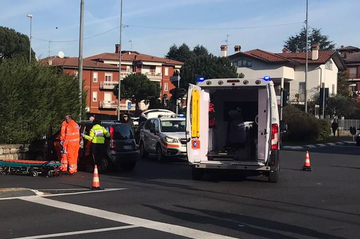 Auto contro muro: feriti marito e moglie, 89enne in condizioni serie FOTO
