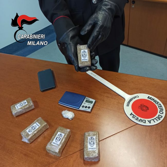 Panetti di hashish con il logo della Juventus: arrestato lecchese “spacciatore tifoso”