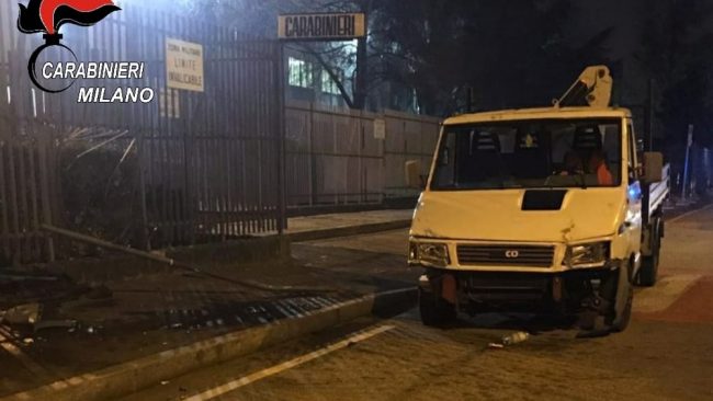 Sfonda il cancello della caserma per protestare contro l’arresto del figlio: in carcere anche lei