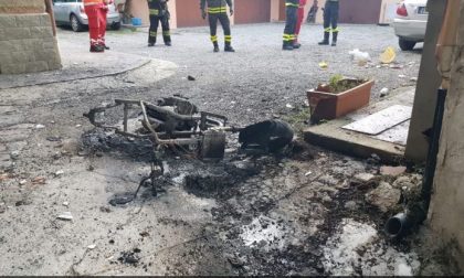 Lite tra vicini: incendiata una moto FOTO