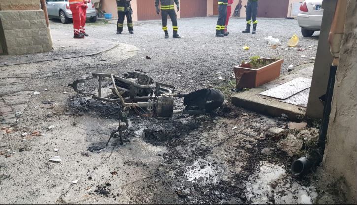 Lite tra vicini: incendiata una moto FOTO