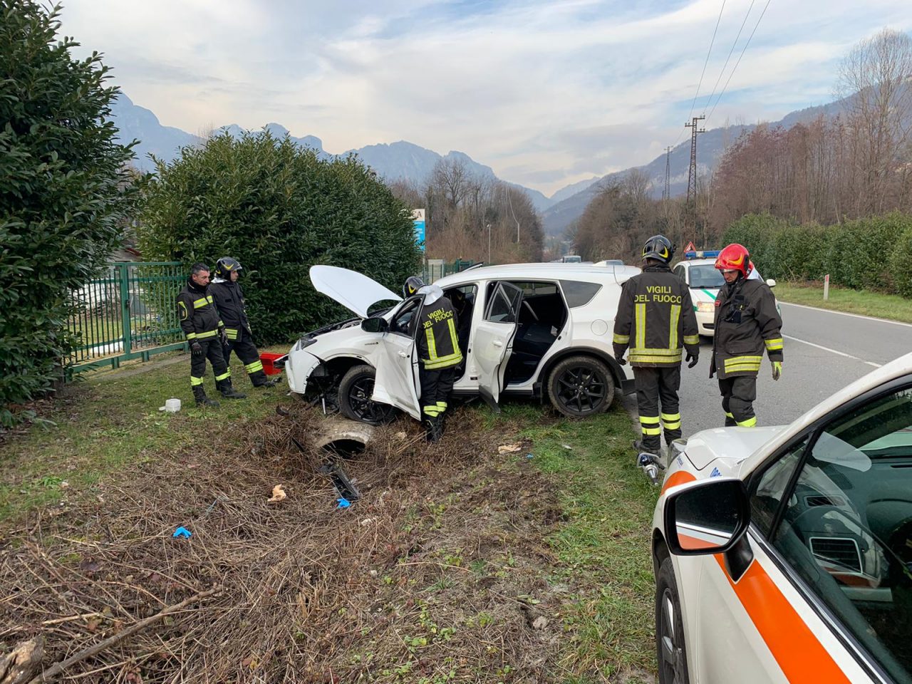 Esce di strada e si schianta sulla Provinciale  FOTO