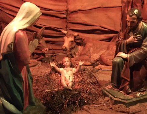 Feci sulla statua di Gesù Bambino: scandalo a Mozzate